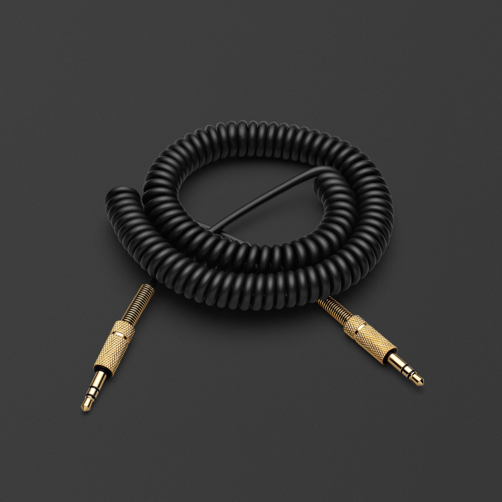 Un cable de audio Marshall negro en espiral.