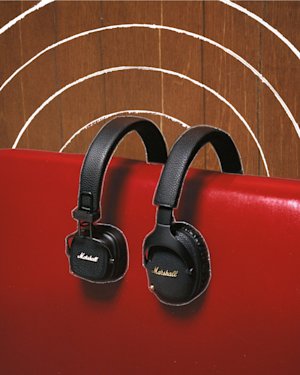 The Marshal headband headphones Major V and Monitor III A.N.C. in black placed in a red leather seat