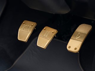 The golden pedals of the Mini Remastered Marshall Edition resembling the play, pause and skip buttons of the Marshall amplifiers.