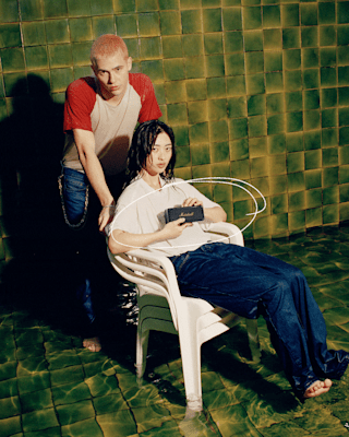 Marshall Emberton II product video highlighting the speaker