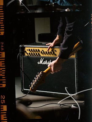 Marshall JVM205 Combo in black and gold