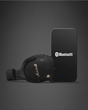 Los auriculares over-ear bluetooth Marshall Monitor III A.N.C. Black se muestran junto a un smartphone con el logotipo de Bluetooth bien visible en su pantalla.