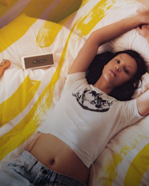 Suki mit tragbarem Marshall-Lautsprecher.