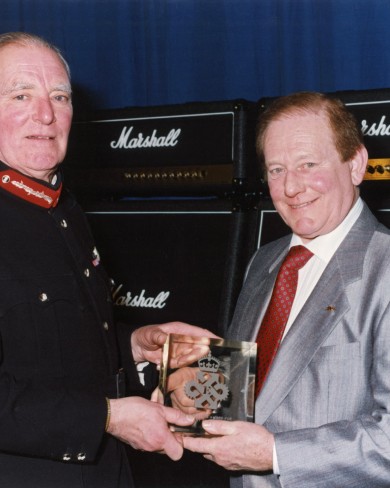 Jim Marshall nimmt den Queen's Award entgegen.