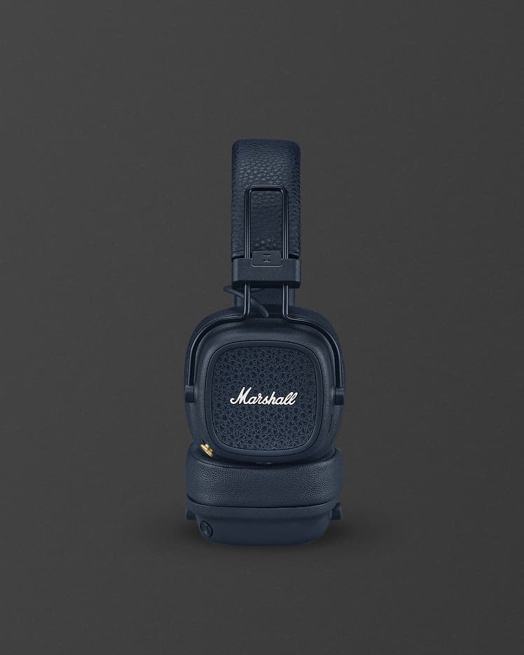 Die Marshall Major V Midnight Blue Bluetooth-Kopfhörer, die mit dem sichtbaren Markenlogo gefaltet dargestellt sind, stehen vor einem schlichten dunklen Hintergrund.
