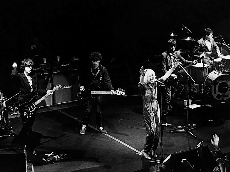 Blondie actuando en el escenario