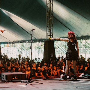 El grupo "Autumn fires" actuando en un concierto.