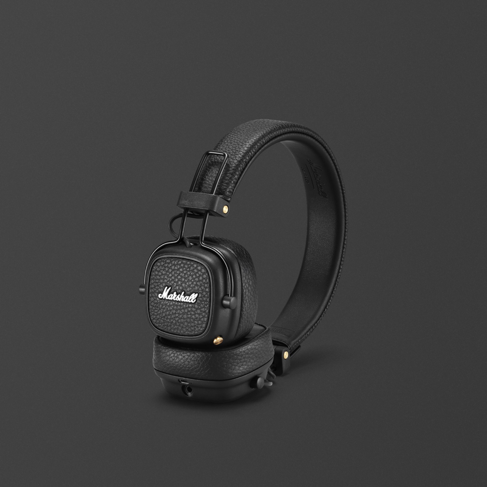 Vista frontal de los auriculares negros Bluetooth Major III.