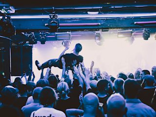 Gallus is crowdsurfing in a arena