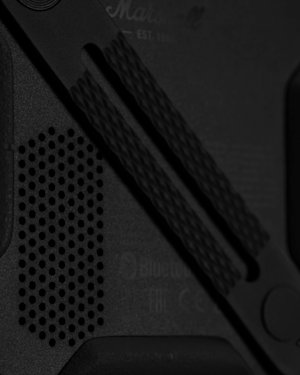 La parte trasera de una pieza de repuesto de un altavoz Marshall.