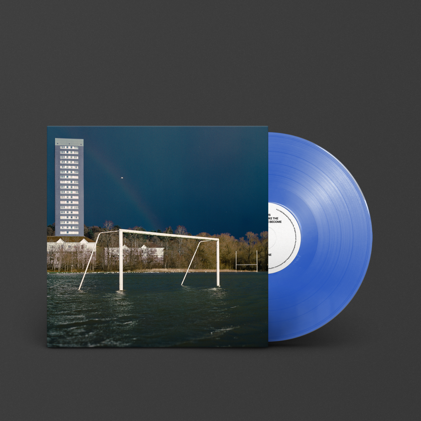 Un vinyle bleu de We Don't Like The People We've Become avec un bâtiment en arrière-plan, sous le label Marshall.