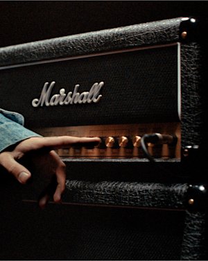 Una persona tocando los mandos de control del amplificador Studio 900 Head.