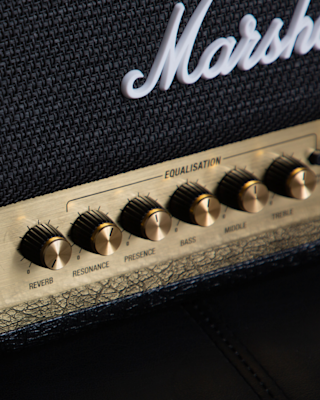 The control knobs of the Marshall DSL20 Head.