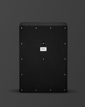 Diseño del panel trasero del Studio JTM 2x12 Angled Cabinet en la página de artículos de apoyo.