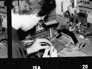 A person is working on a Marshall Studio Classic Head circuit board.
