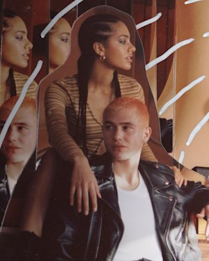 Des personnes assises ensemble écoutant un orateur Marshall