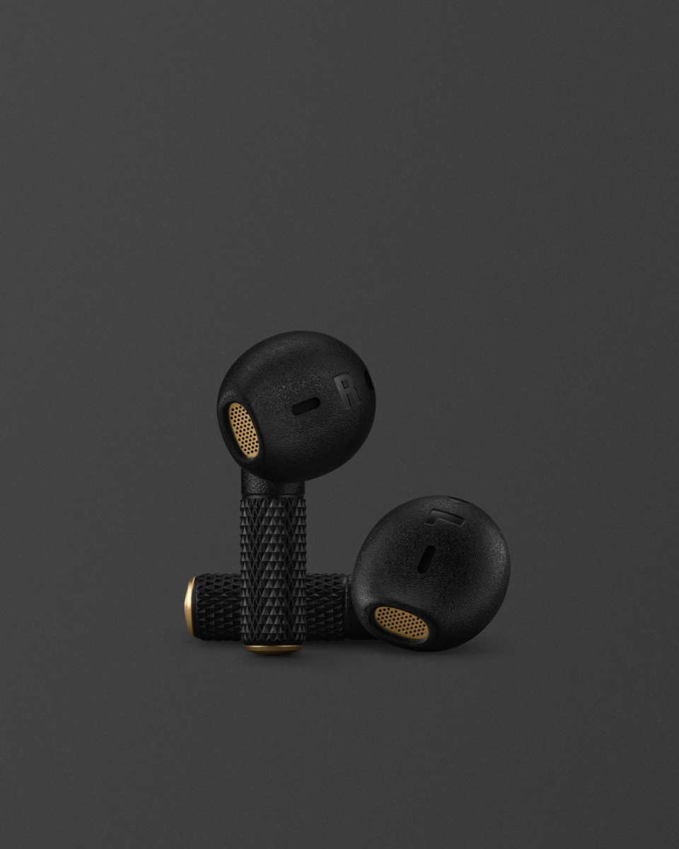 Sepasang earbud nirkabel sejati Marshall Minor IV Black dengan latar belakang gelap.