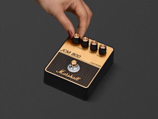 Una persona afinando el pedal Marshall JCM800 Overdrive.