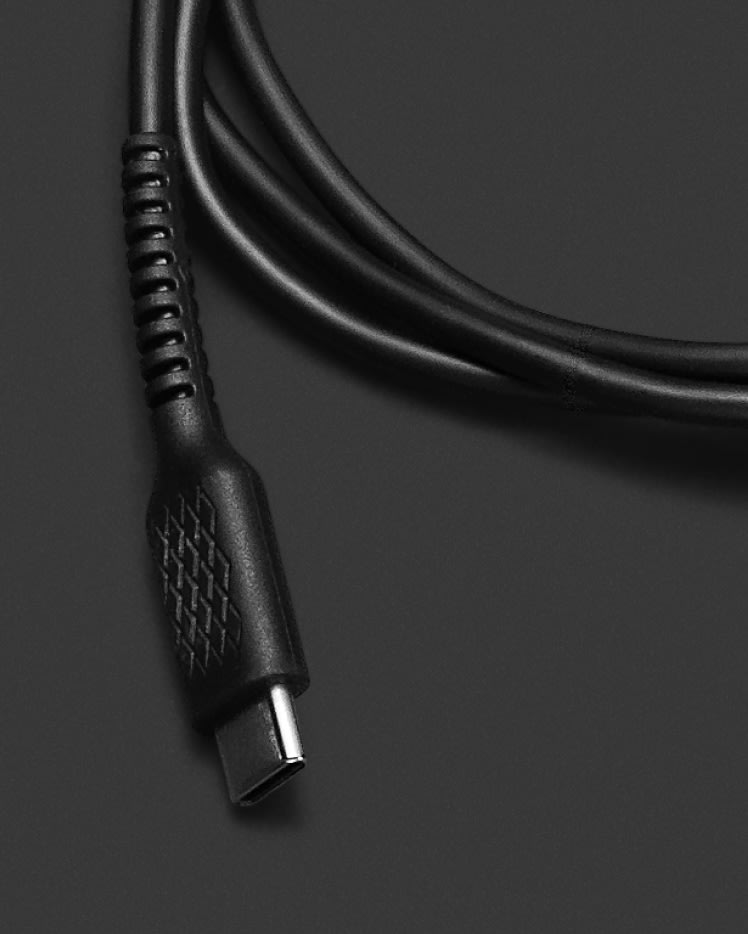 Un elegante y discreto CABLE DE CARGA LARGO USB-C Marshall negro sobre una superficie negra.