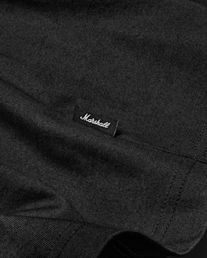 Detalle de la etiqueta lateral de la camiseta de manga larga Standard Issue Script