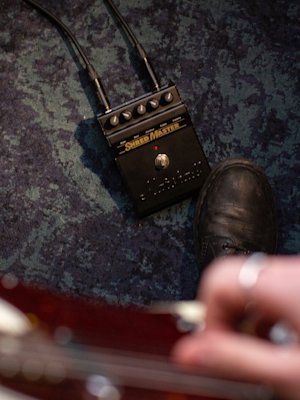 Top view of the Marshall Shredmaster Vintage Reissue Pedal on the dark rug in the rehearsal room.