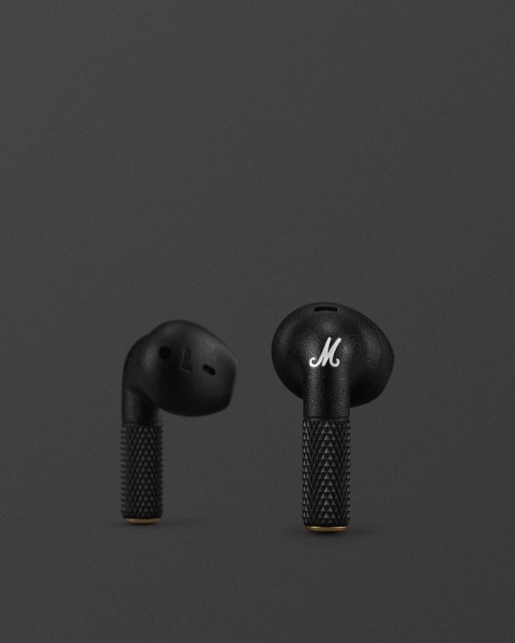 ダークな背景にブラックのMarshall Minor IV Blackイヤホン。