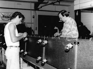 Deux hommes travaillant dans l'usine Marshall