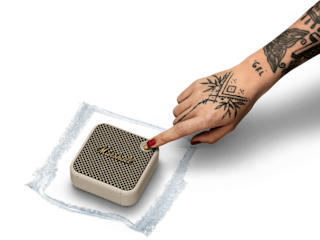 Imagen de un altavoz Marshall Willen y un brazo que pulsa el botón de reproducción