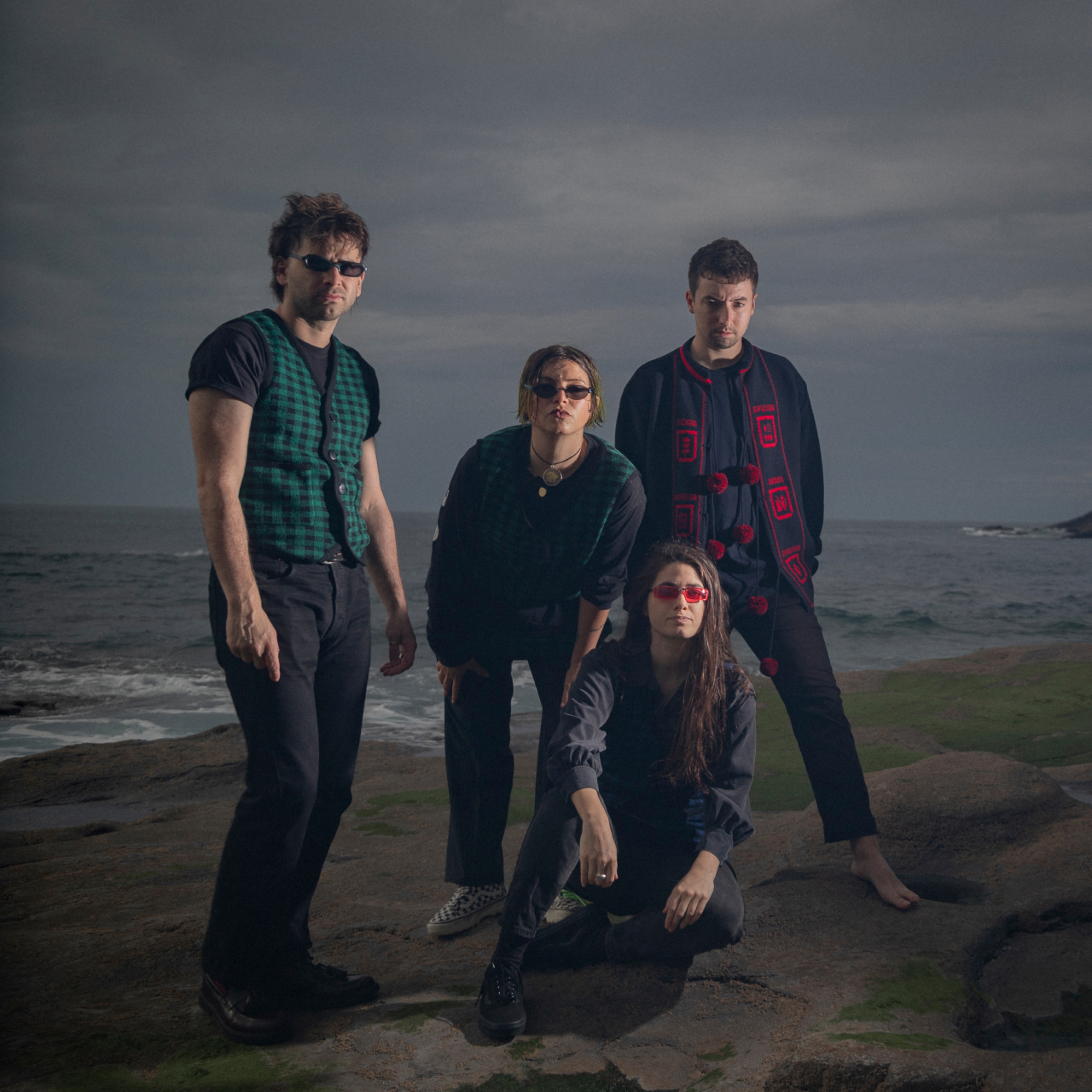 Die Bandmitglieder von "Belako" posieren am Meer.