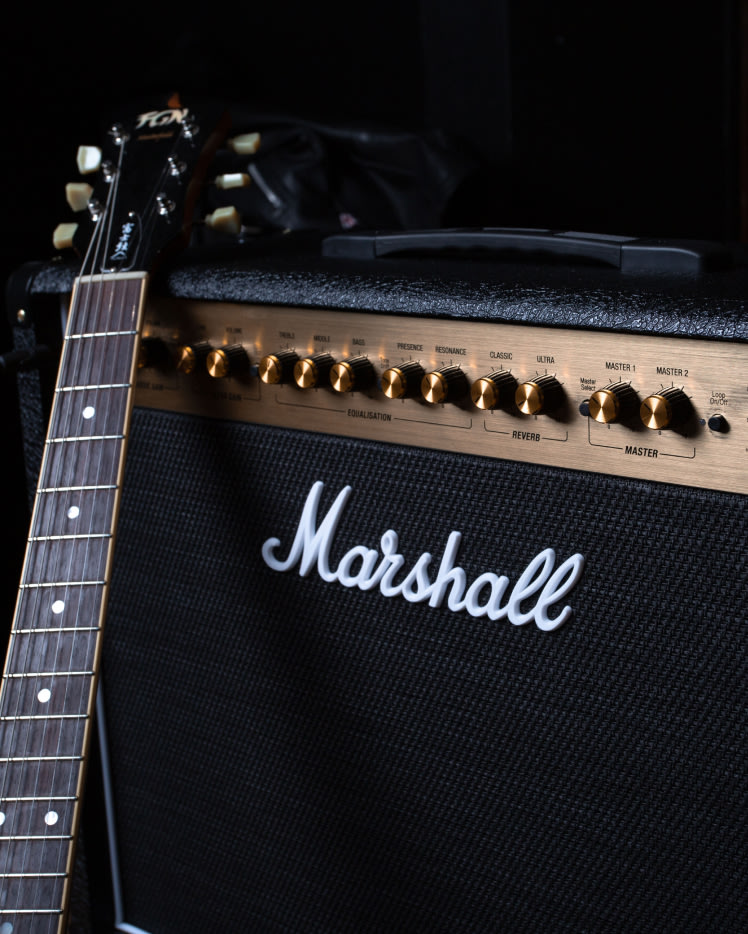 Una imagen de DSL40 Combo con una guitarra