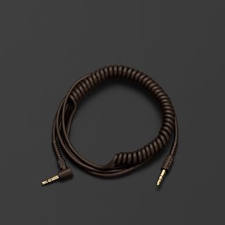 Cable de audio para auriculares Marrón enrollado sobre una superficie de color oscuro.
