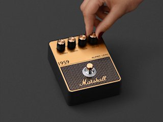 Modificando a mano el ajuste del pedal Marshall 1959 Overdrive.