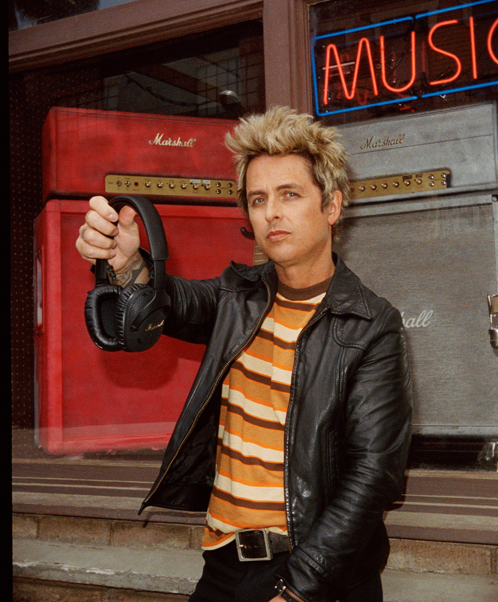 Billie Joe Armstrong mit seinen schwarzen Marshall-Over-Ear-Kopfhörern.