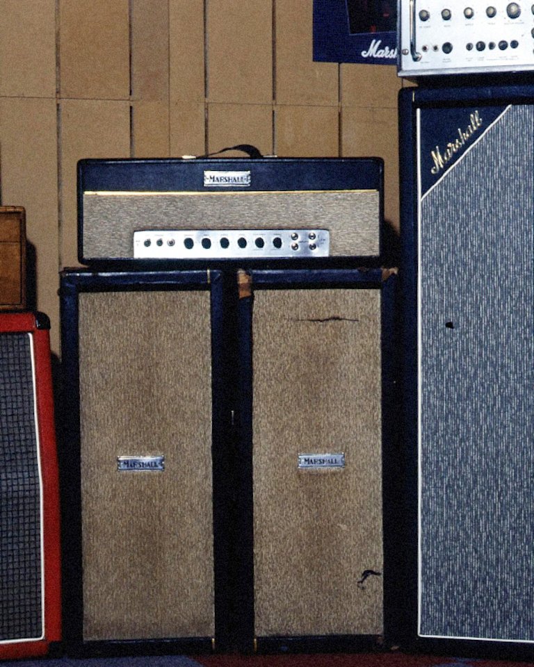 Imagen de una pila de amplificadores y altavoces de estudio Marshall