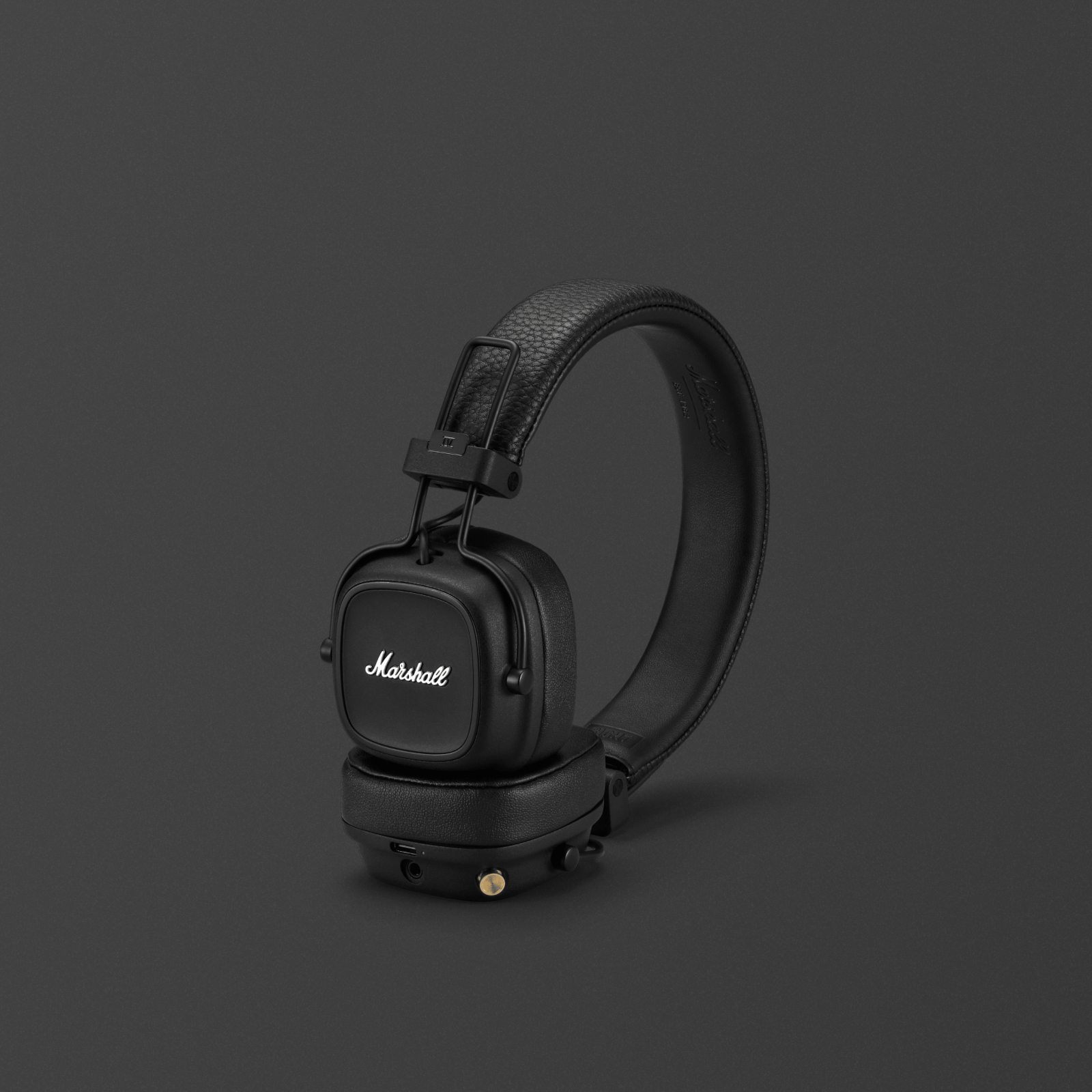 Marshall MAJOR IV BLACK headphones on a black background.