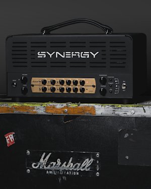 El preamplificador Marshall JMP Synergy Module colocado encima de un escritorio metálico.