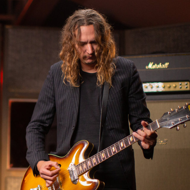 Dan Hawkins tocando la guitarra