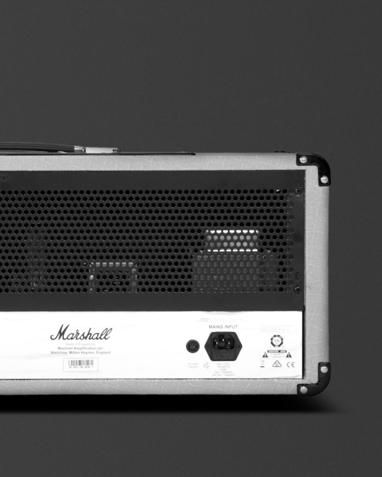 Vista posterior de la mitad izquierda del amplificador Marshall Silver Jubilee 2555X Vintage Reissue Head.