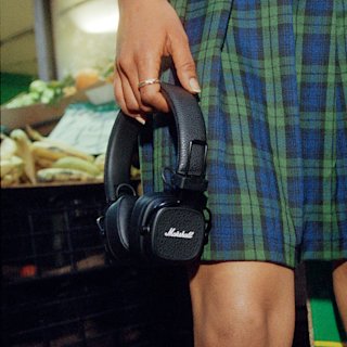 Une personne portant le casque serre-tête Marshall Major V