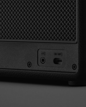 El puerto AUX en la esquina inferior trasera de un altavoz Marshall AUX Kilburn III.