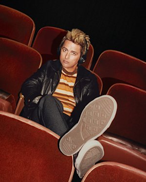 Billie Joe Armstrong benutzt die Major V Kopfhörer von Marshall in einem Kino