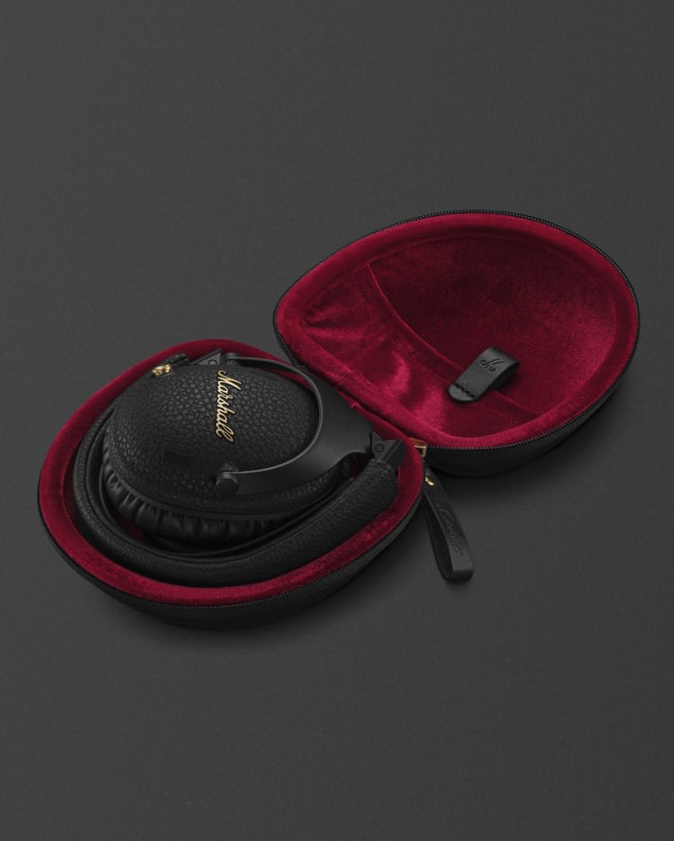 Monitor III A.N.C. dentro de la funda de los auriculares.