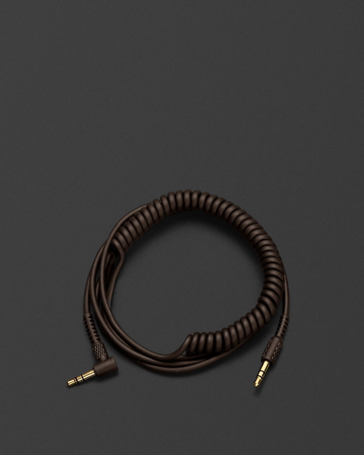 CABLE DE AUDIO PARA AURICULARES en espiral de color marrón sobre una superficie negra. Marca: Marshall.