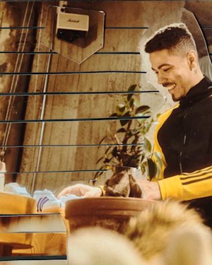 Interior de una tienda con un altavoz Marshall al fondo