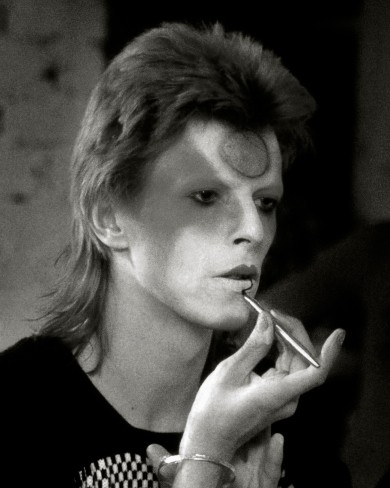 David Bowie, der sich für seinen Auftritt als Ziggy Stardust schminkt