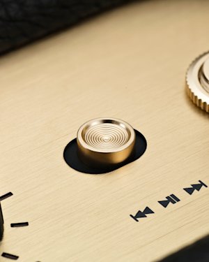 El botón de control multimedia en la parte superior de un altavoz Acton III.