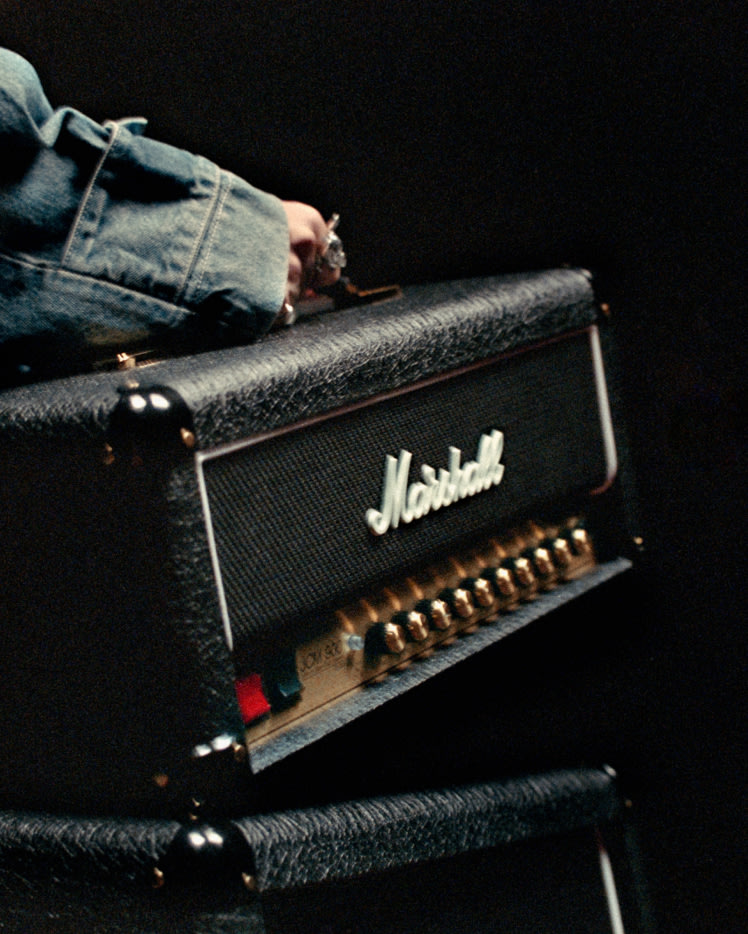 Una persona levantando el Studio 900 Head por la correa.