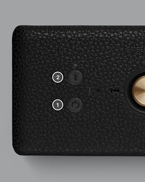 La partie supérieure d'un haut-parleur Emberton III. Le bouton d'alimentation est marqué par 1, et le bouton bluetooth par 2.