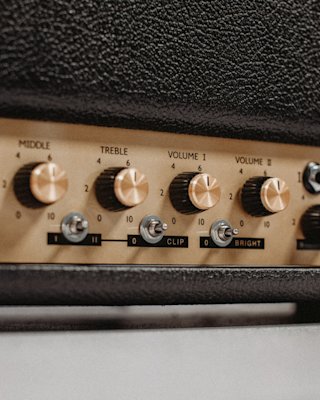 A zoomed image on the control knobs of the 1959 Modified amplifier