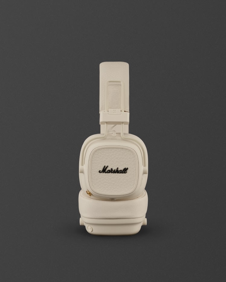 Frontansicht des Marshall Major V Cream On-Ear-Kopfhörers vor einem dunkelgrauen Hintergrund.